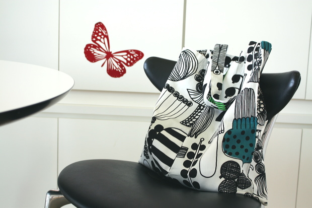 椅子に掛けたプータルフリンパルハートのエコバッグ